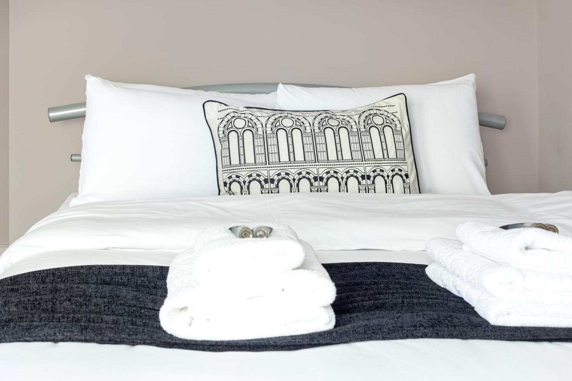 Magnificent 3Br Apt With Balcony Londen Buitenkant foto